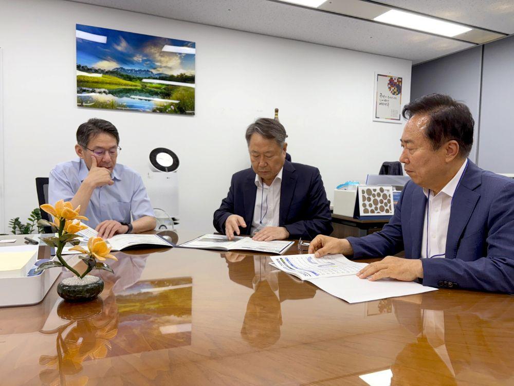 -권기창 시장은 이날 내년도 정부예산 심의가 활발히 이루어지고 있는 기획예산처를 찾아 예산실장과 예산심의관, 관련 부서장을 만나 주요 현안사업이 정부 예산안에 최대한 반영될 수 있도