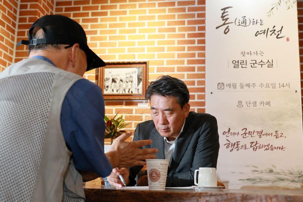 -‘찾아가는 현장 군수실’은 매월 둘째 주와 넷째 주 수요일 오후 2시부터 1시간 동안 운영되며, 상담을 원하는 군민은 총무과를 통해 사전에 신청하거나 운영 당일 현장을 직접 방문해