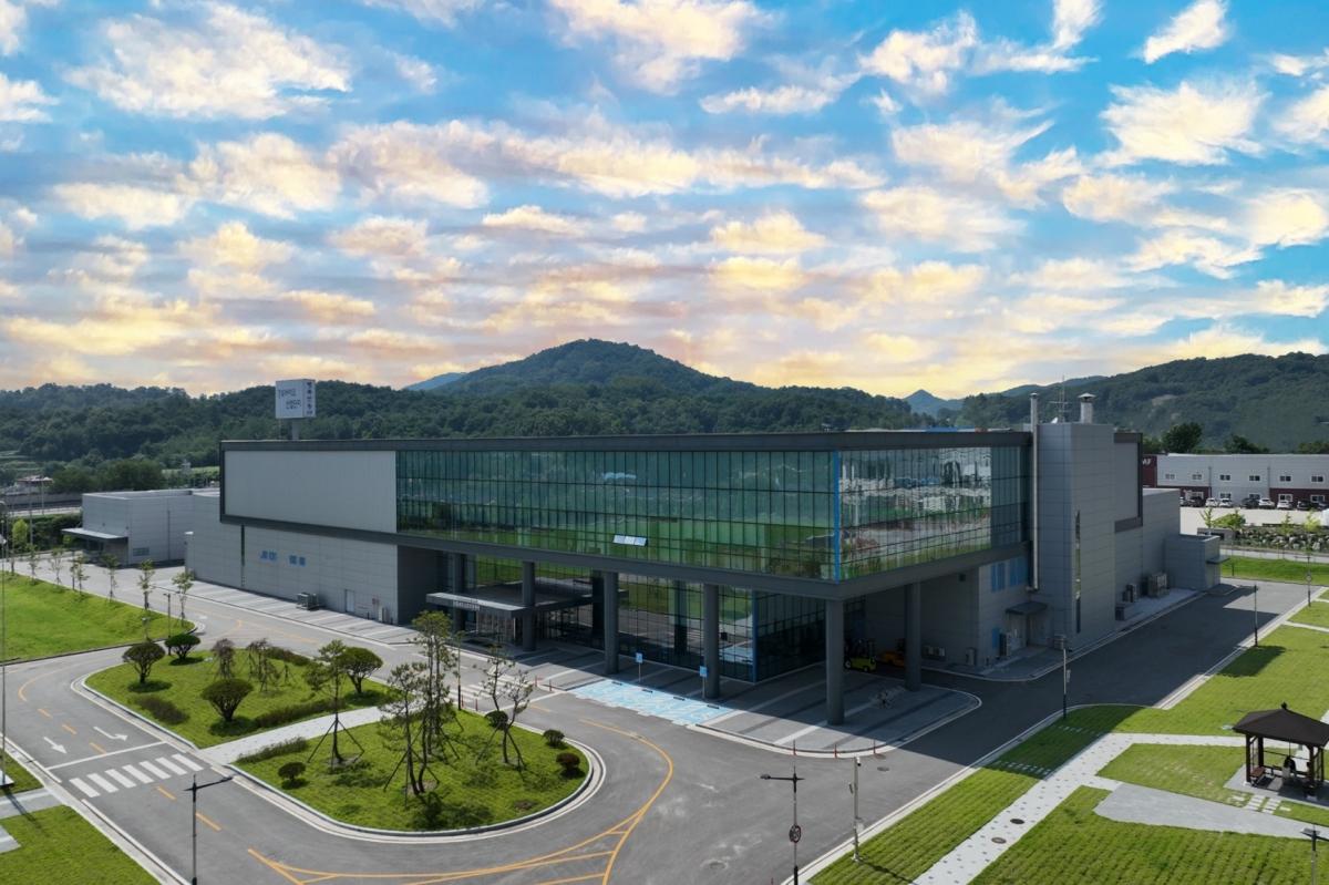 -경상북도는 산업통상부가 추진하는 ‘동물세포기반 백신 공공 CDMO 전략적 육성 및 바이오텍 생산지원 사업’ 공모에 안동 동물세포실증지원센터가 최종 선정됐다고 밝혔다. 동물세포실증지