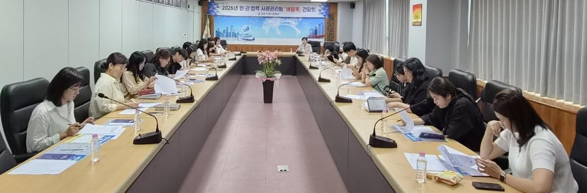 -영천시는 8일 영천상공회의소에서 복지사각지대를 해소하고 사회적 고립가구에 대한 촘촘한 지원체계를 구축하기 위해 ‘민·관 협력 버팀목 간담회’를 개최했다. (사진 = 영천시)