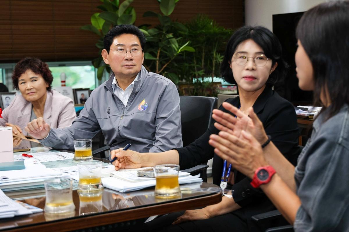 -이상일 용인특례시장이 8일 농업인 간담회에서 요청사항을 청취하고 있다. (사진 = 용인특례시)