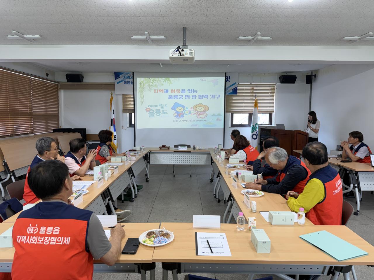 -울릉읍사무소에서 울릉읍 지역사회보장체 위원들이 복지 사각지대 발굴을 위한 교육을 듣고 있다. (사진 = 울릉군지역사회보장체)