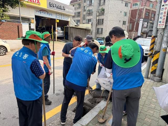 [NSP NEWS Image]안양시 박달동·비산3동, 여름철 수해 예방 ‘민·관 합동’ 빗물받이 정비