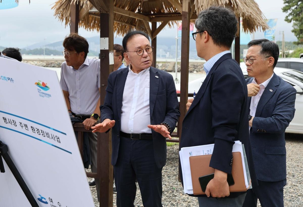 -박수관 섬박람회 조직위원장이 여수 진모지구 ㅅ세계섬박람회 주행사장 조성현장을 점검했다. (사진 = 조직위원회)
