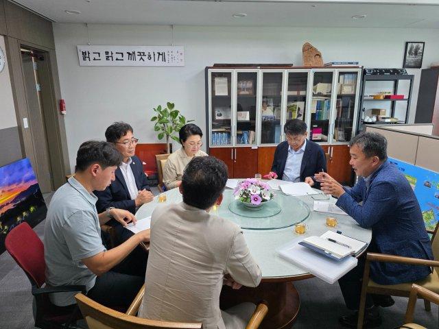 -농림축산식품해양수산위원회 서삼석 위원장과 권향엽 국회의원 면담 하고 있다 (사진 = 광양시청)