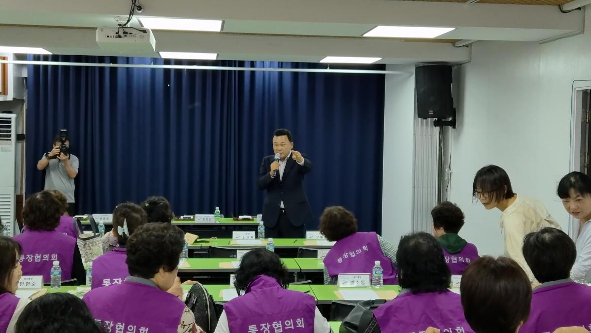-지역 현안에 대해 논의하는 김석훈 당협위원장. (사진 = 김석훈 당협위원장실)