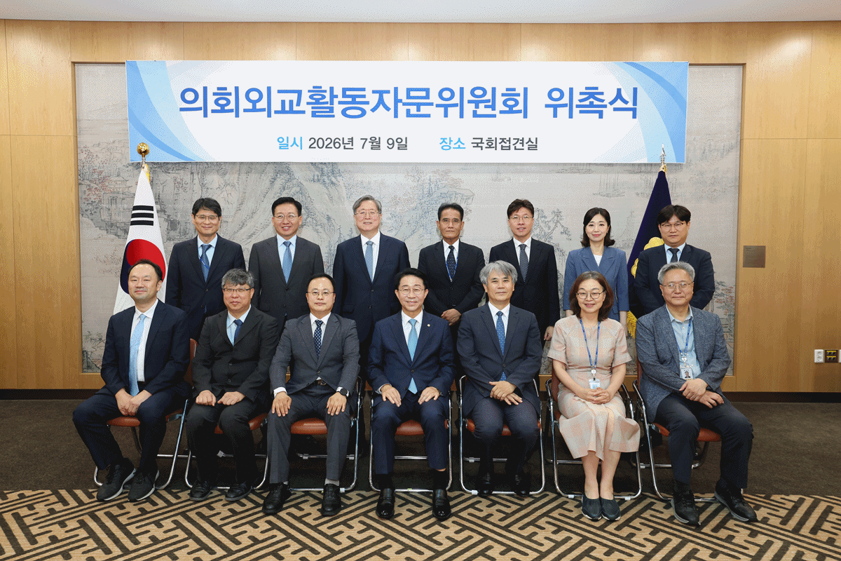 -조정식 국회의장(앞줄 가운데)과 의회 외교활동 자문위원들 기념사진 (사진 = 국회의장 공보소통수석실)