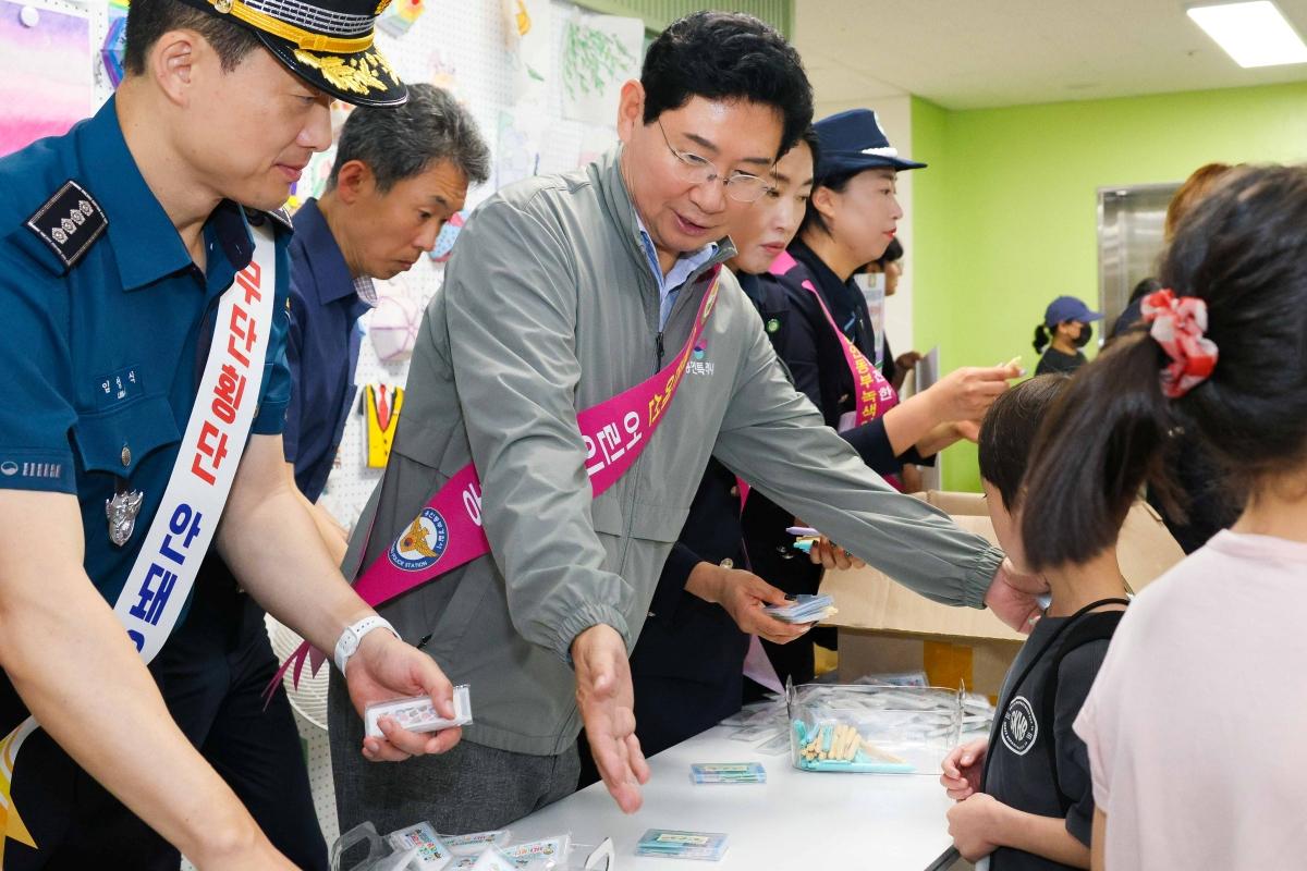 -이상일 용인특례시장이 9일 고진초에서 동부녹색어머니회 회원들과 어린이 교통안전 캠페인을 하고 있다. (사진 = 용인특례시)