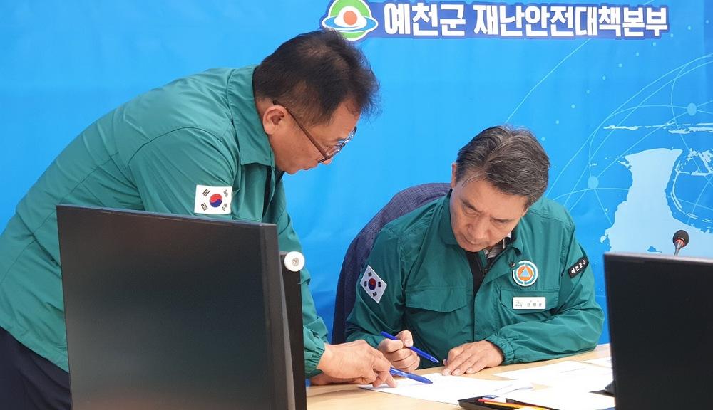 -군민의 삶 속으로 발로 뛰는 행정 안병윤 예천군수 현장 중심 행보 눈길, 호우주의보에 새벽 출근·현장 점검 현장에서 답 찾는 현장형 리더십 실천, 취임 첫날 통합관제센터 방문부터