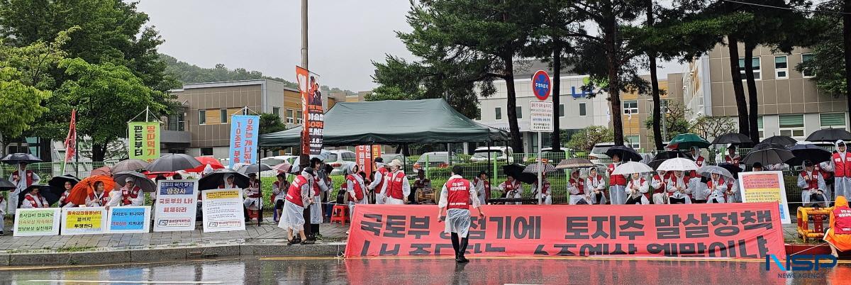 -9일 LH오산동탄사업본부 앞에서 오산세교3지구 원주민들이 토지보상 상향을 요구하는 시위를 하는 모습. (사진 = 김종식 기자)
