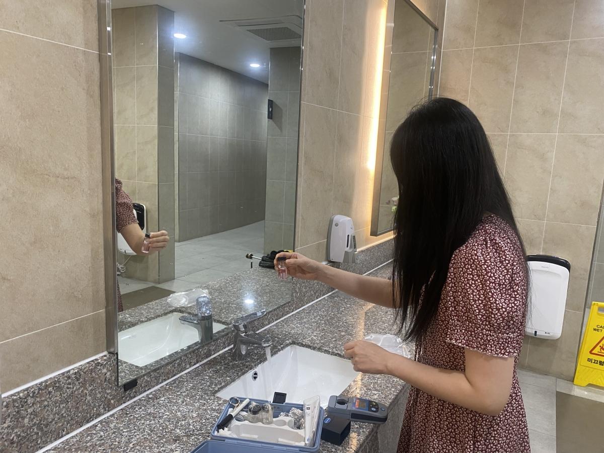 -용인시 관계자가 지역 내 고속도로 휴게소 수질 검사를 하고 있다. (사진 = 용인특례시)