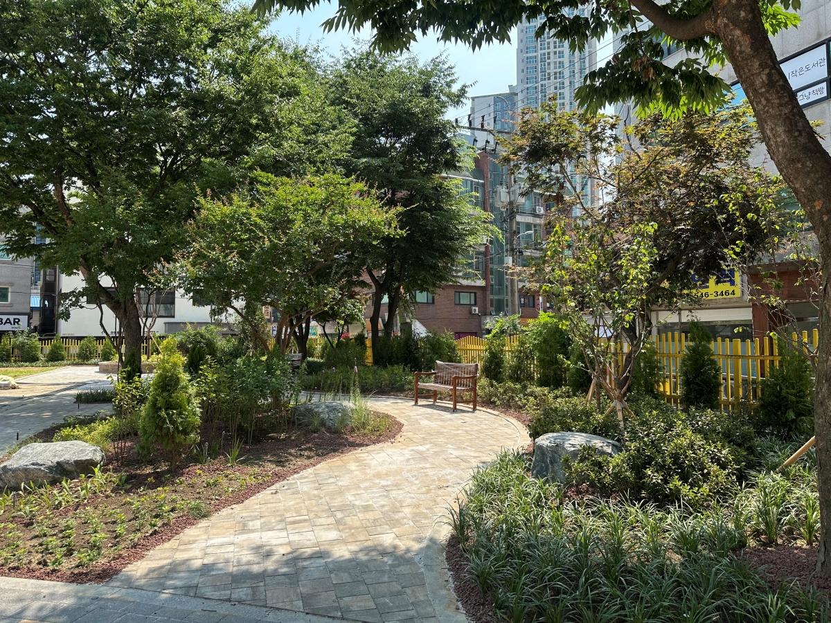 -용인특례시가 학교 자투리 공간을 활용해 녹색 휴게공간인 ‘학교숲’을 조성했다. 사진은 신갈초에 조성된 ‘학교숲’ 모습. (사진 = 용인특례시)