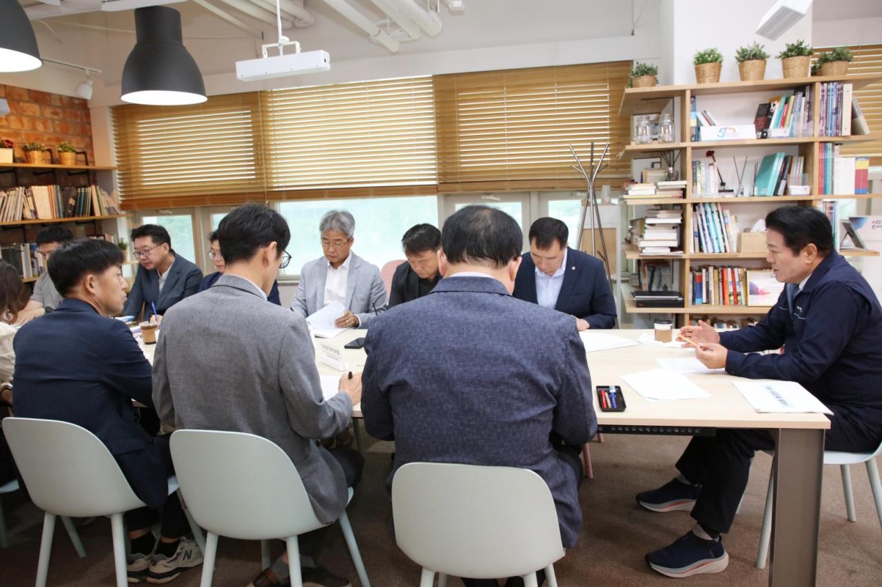 -10일 오전 최대호 안양시장(오른쪽)이 첫 핵심전략사업 추진회의를 주재하고 있다. (사진 = 안양시)