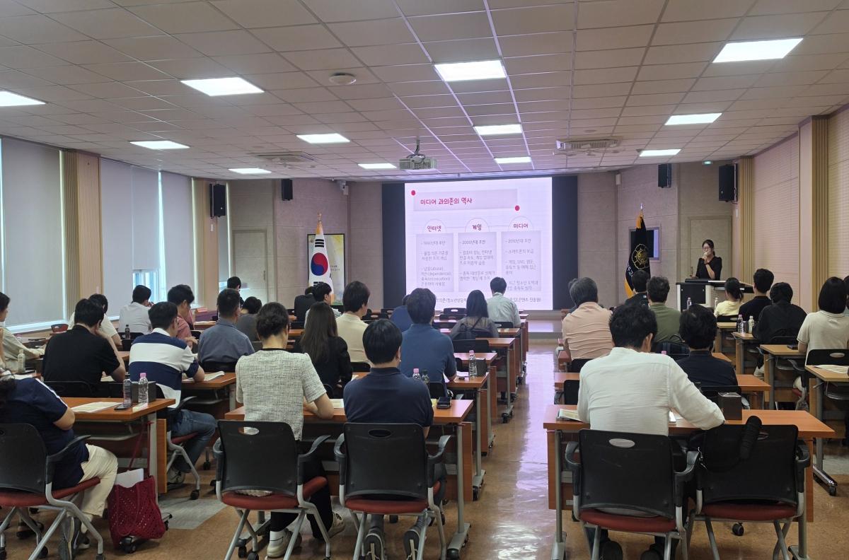 -경상북도경주교육지원청은 지난 9일 청사 3층 대회의실에서 관내 초등학교 학부모 및 미디어 업무 담당 교원 등 100여 명을 대상으로 ‘2026 청소년 미디어 과의존 예방을 위한 역