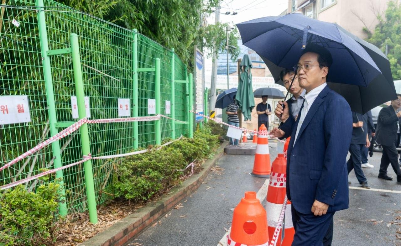 -안민석 경기도교육감이 호우 피해를 입은 평택시 소재 라온중학교 시설을 살펴보고 있다. (사진 = 경기도교육청)