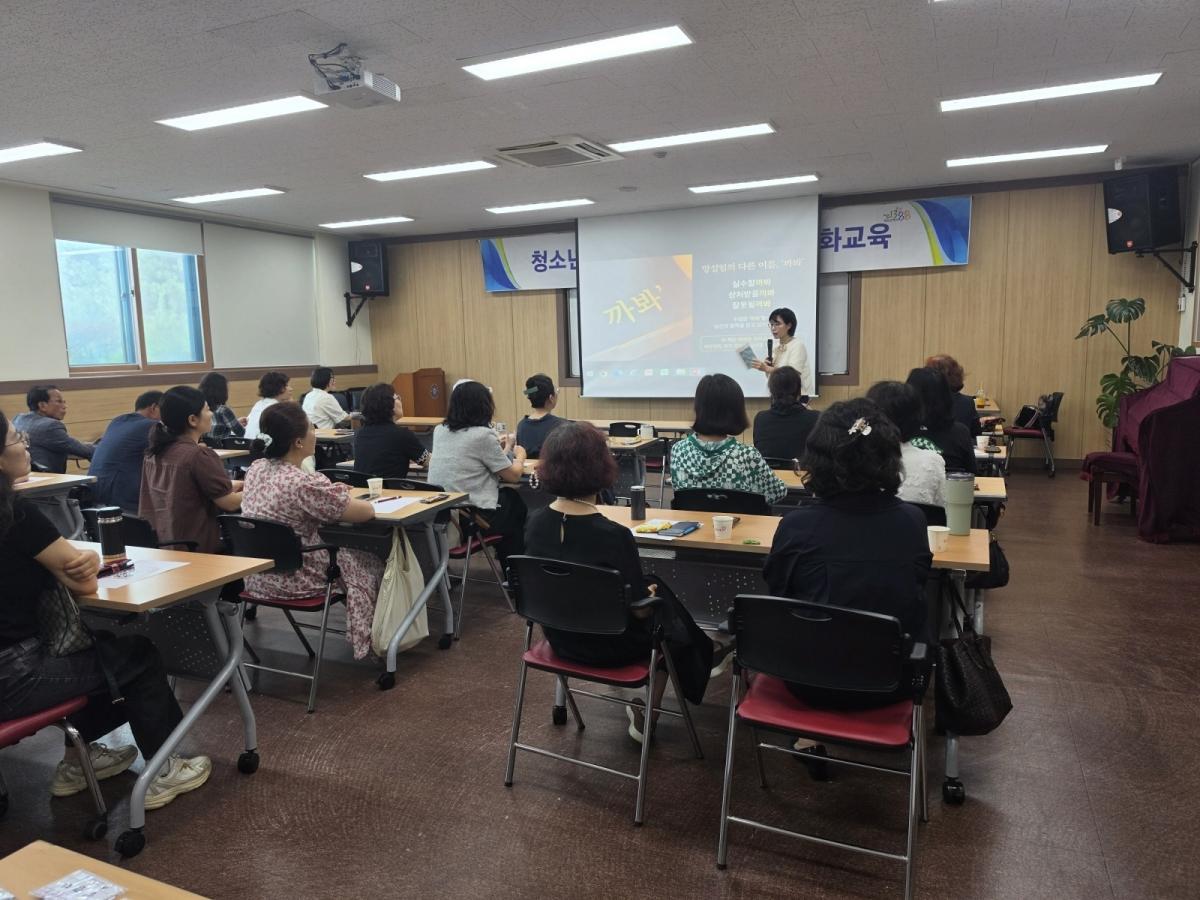 -경주시 청소년상담복지센터는 지난 8일 청소년수련관에서 청소년상담자원봉사자를 대상으로 전문성 향상과 상담역량 강화를 위한 ‘까봐카드와 그림책을 활용한 상담기법’ 연수를 실시했다. (