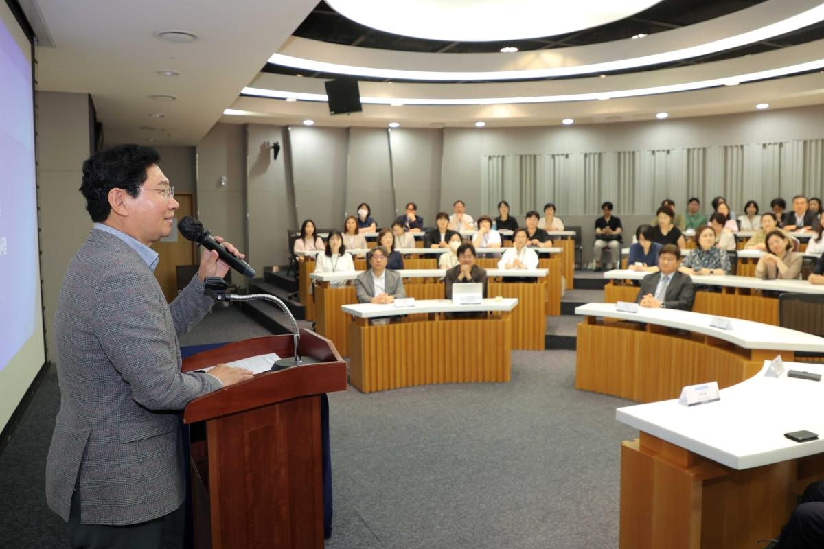 -이상일 용인특례시장이 10일 용인세브란스병원 AI 역량 강화 세미나에 참석해 축사하고 있다. (사진 = 용인특례시)