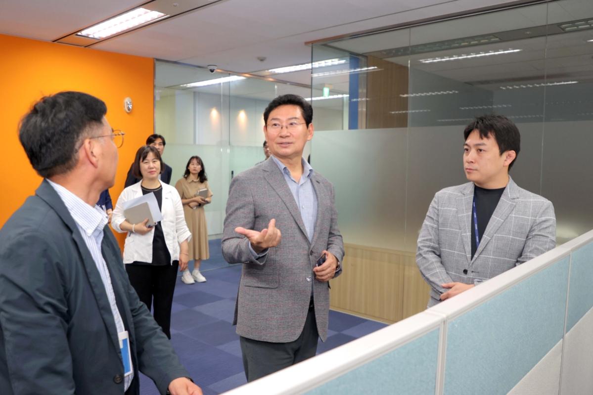 -이상일 용인특례시장이 10일 죽전디지털스퀘어 내 다우기술 AI 육성센터 입주 기관들을 둘러보고 있다. (사진 = 용인특례시)