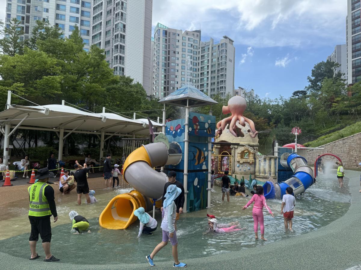 -용인특례시는 15일부터 지역 12개 공원 물놀이장을 개장한다. 사진은 관내 물놀이장을 이용하고 있는 아이들 모습. (사진 = 용인특례시)