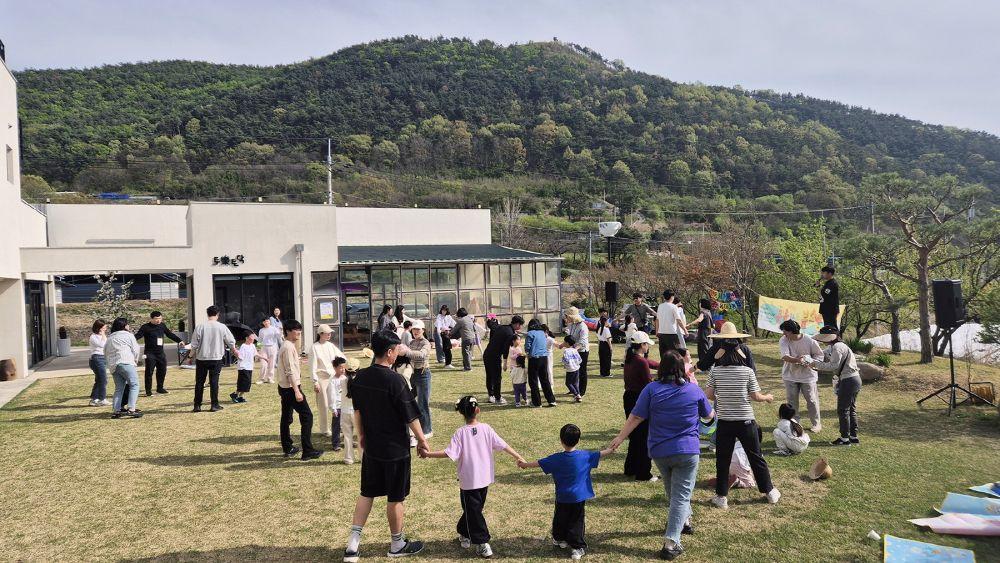 -가족품앗이는 부모의 양육 부담을 줄이고 이웃 간 돌봄 네트워크를 형성해 지역사회 공동체 의식을 높이는 대표적인 돌봄 사업으로 자리 잡고 있다. (사진 = 안동시)