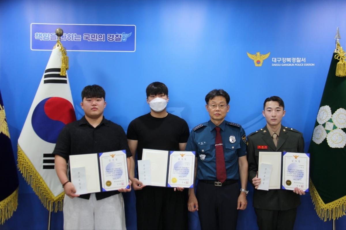 -대구과학대학교 경찰경호행정과 재학생 3명이 음주운전자 검거에 기여한 공로를 인정받아 대구강북경찰서장 감사장을 받았다. (사진 = 대구과학대학교)