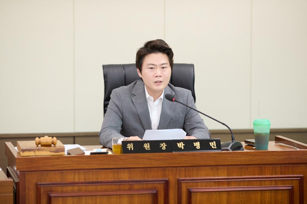 -의회운영위원회 회의를 주재하는 박병민 위원장. (사진 = 용인특례시의회)