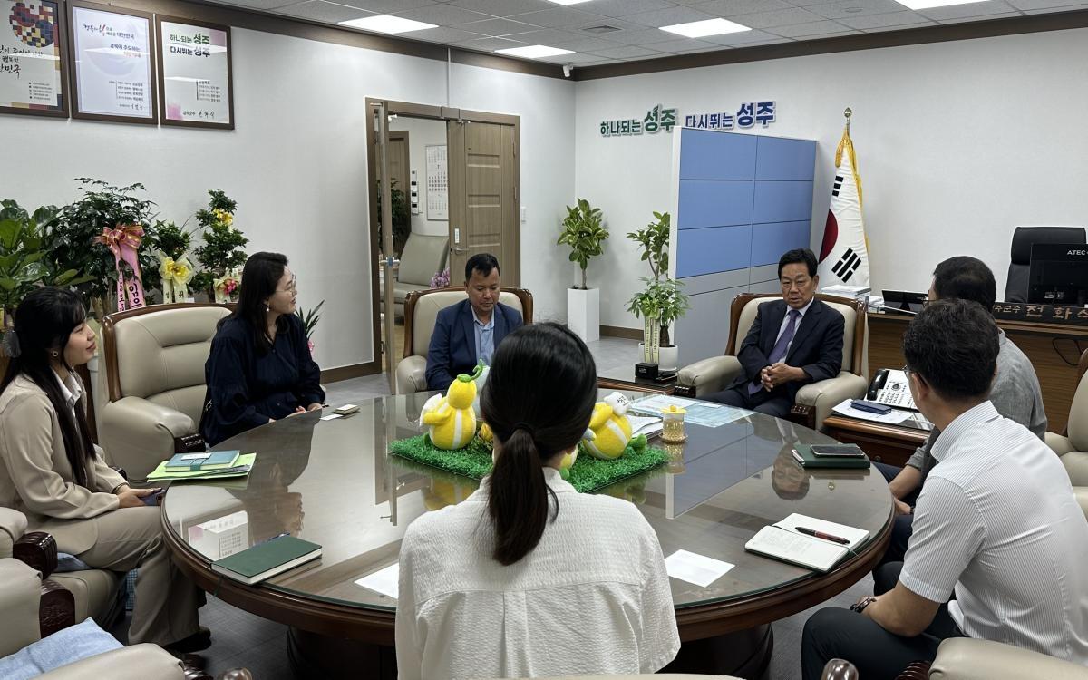 -성주군은 지난 10일 군청에서 캄보디아 노동직업훈련부 관계자들과 외국인 계절근로자 도입을 위한 업무협의를 가졌다. (사진 = 성주군)
