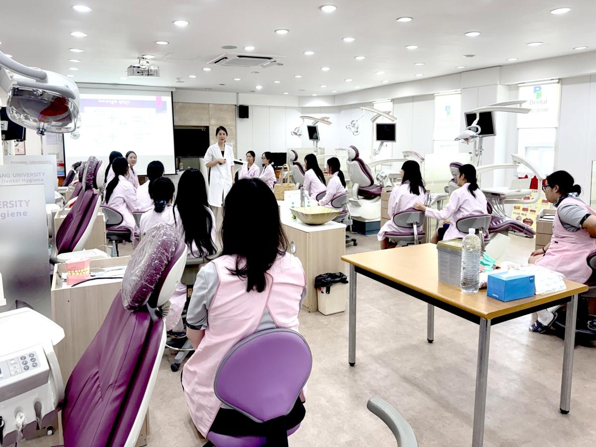 -포항대학교 부설 평생교육원은 지난 10일 포항중앙여자고등학교 1학년 학생 210명과 인솔 교사 9명을 대학 캠퍼스로 초청해 ‘미래사회 진로탐색을 위한 진로체험 프로그램’을 운영했다