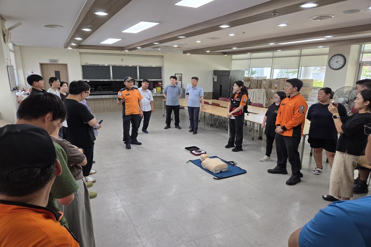 -영양군은 13일 영양군종합복지회관에서 영양소방서(영양119안전센터)와 함께 화재, 재난 등 발생 시 신속한 초기 대응과 이용자 안전 확보를 위한 합동소방훈련을 실시했다. (사진 =