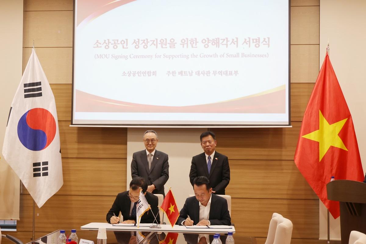 -한-베트남 소상공인 지원 업무협약에 서명하는 이왕재 소상공인연합회 상근부회장(앞줄 왼쪽), 팜 칵 뚜엔 주한 베트남대사관 무역대표부 참사관(앞줄 오른쪽), 송치영 소상공인연합회장(