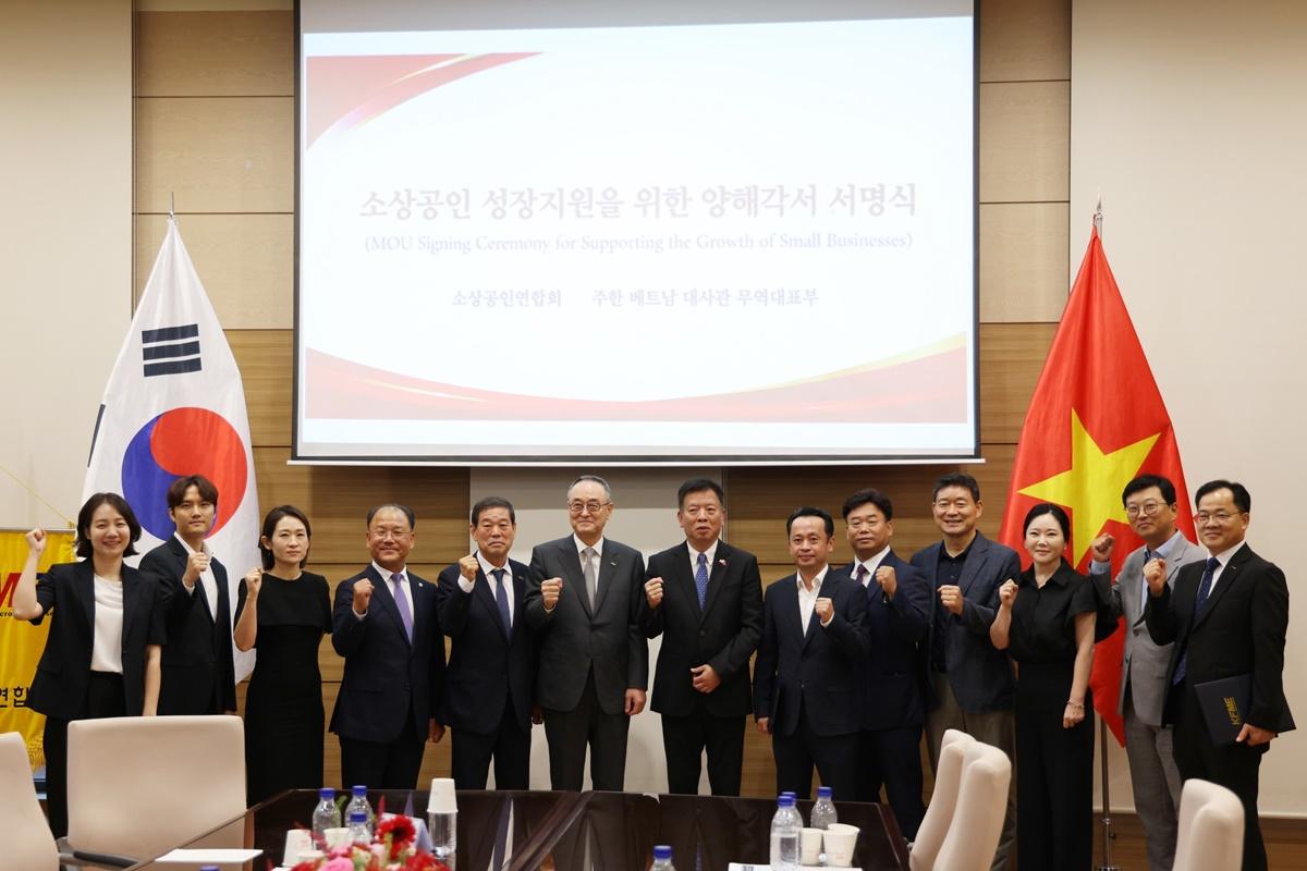 -한-베트남 소상공인 지원 업무협약식 기념사진 (사진 = 소상공인연합회)