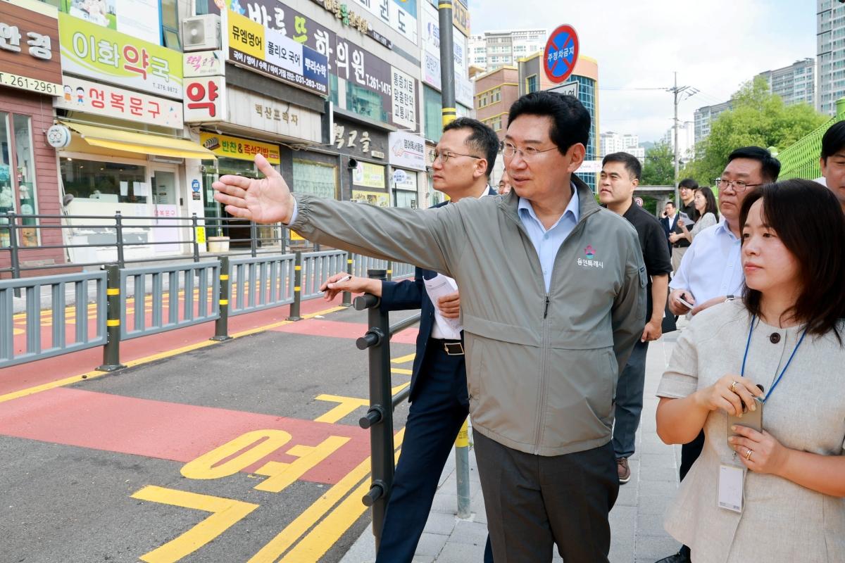 -이상일 용인특례시장이 13일 수지구 성복동 효자초를 찾아 통학로 등 현장을 살펴보고 있다. (사진 = 용인특례시)