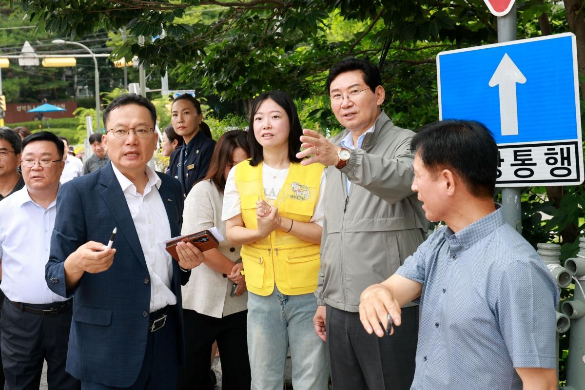-이상일 용인특례시장이 13일 수지구 성복동 효자초를 찾아 통학로 등 현장을 살펴보고 있다. (사진 = 용인특례시)