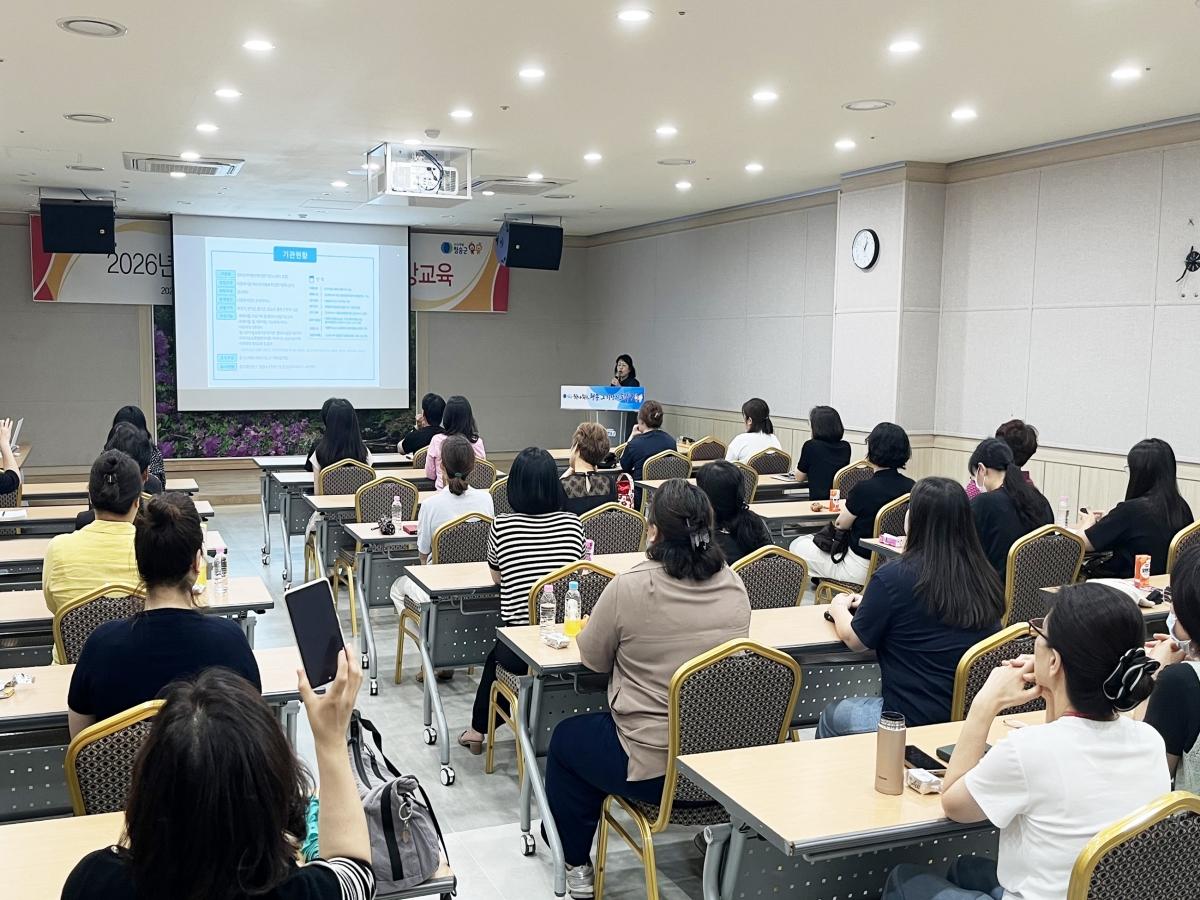 -청송군은 지난 10일 청송군청소년수련관 실내집회장에서 아동복지시설과 청소년시설 종사자 70여 명을 대상으로 ‘2026년 아동권리 및 아동학대 예방 교육’을 실시했다. (사진 = 청