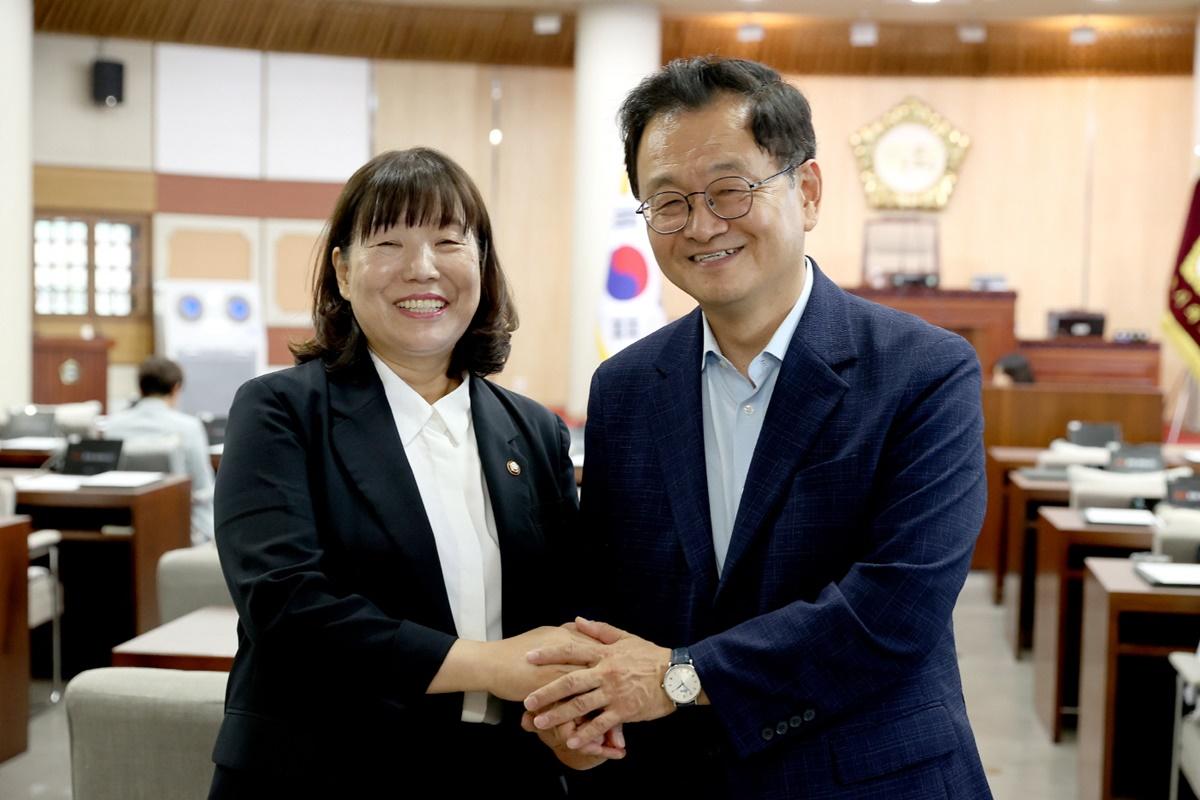 -김미수 고양시의회 의장(좌)와 민경선 고양시장(우) (사진 = 고양시)