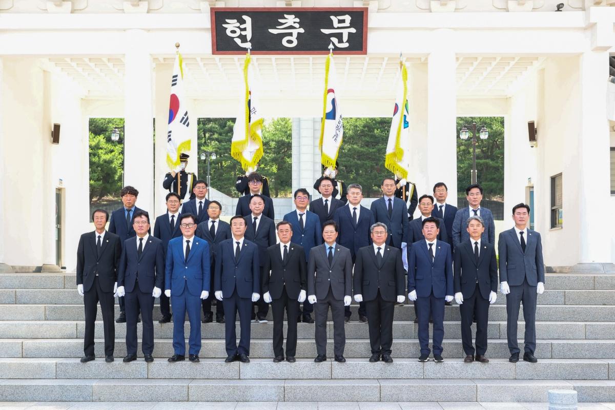 -경상북도의회는 13일 영천호국원을 찾아 제13대 전반기 의장단과 상임위원장들이 함께 참배했다. (사진 = 경상북도의회)