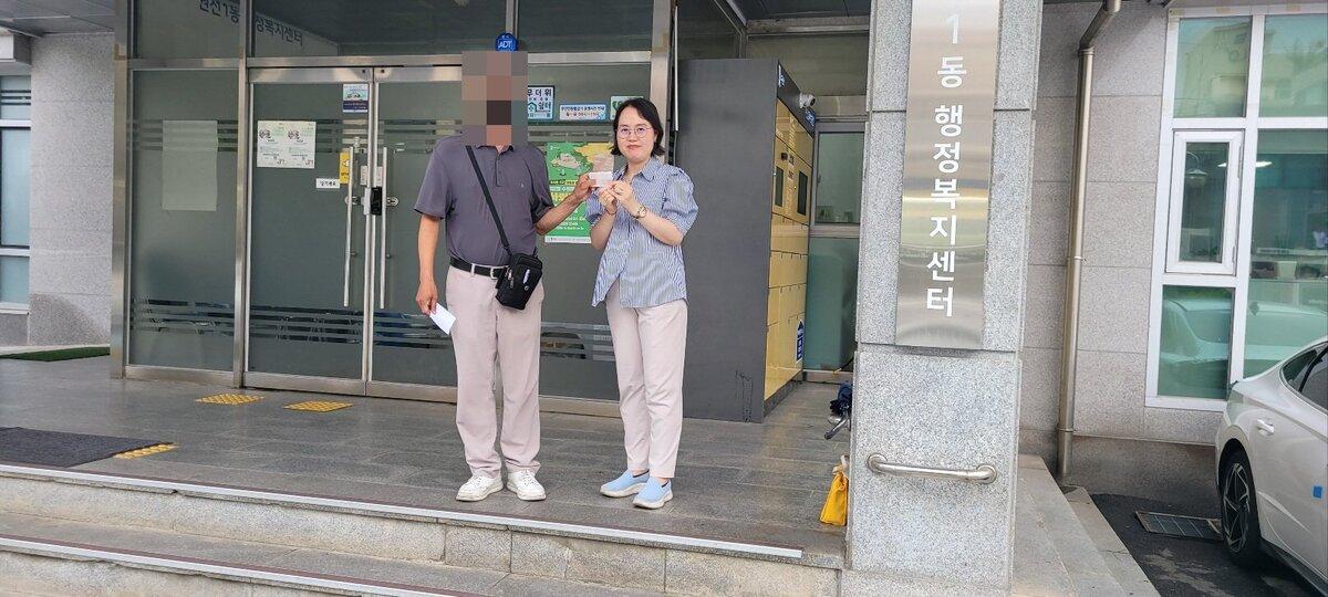 -지난 6월 동행정복지센터에서 주민등록증을 발급받은 강모씨가 김경숙 베테랑팀장과 주민등록증을 들고 있다. (사진 = 수원시)