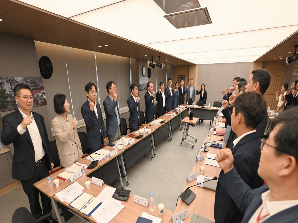 -추경호 대구광역시장은 지난 12일 폭염에 취약한 쪽방촌을 직접 방문해 냉방시설 운영과 폭염 대응 실태를 점검하고 쪽방촌 주민들의 애로사항을 청취했다. (사진 = 대구광역시)