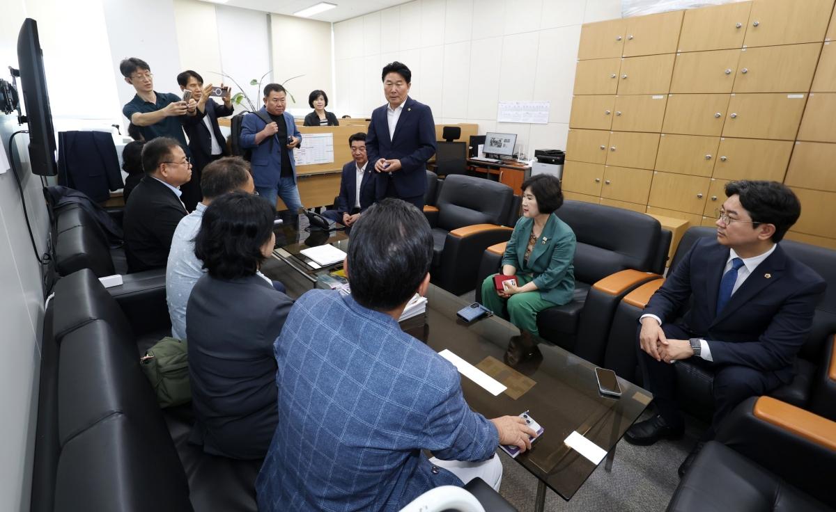 -13일 강상태 성남시의회 의장과 정연화 부의장을 비롯한 여야 대표의원들이 성남시청 출입 기자실을 찾아 언론인들과 간담회를 하고 있다. (사진 = 성남시의회)