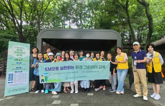 [NSP NEWS Image]군포시 산본2동 주민자치회, 능안공원서 친환경 EM 벌레퇴치제 만들기 캠페인 성료