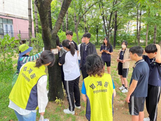 [NSP NEWS Image]안양시 범계동 주민자치위, 범계중과 맞손…꿈자람공원 수목 표찰 설치·마을 가꾸기 진행