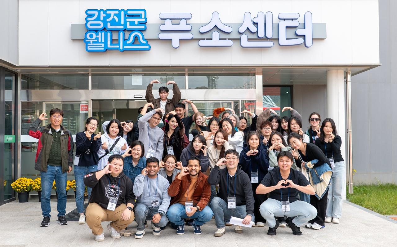 -강진푸소체험에 참여한 관광객들이 푸소센터 앞에서 자리를 함께 했다. (사진 = 강진군)