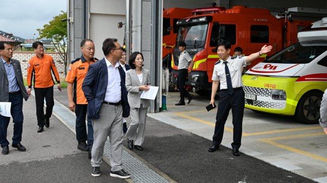 -구례군의회 의원들 구례소방서 방문해 소방시설과 장비 둘러 보고 있다 (사진 = 구례소방서)