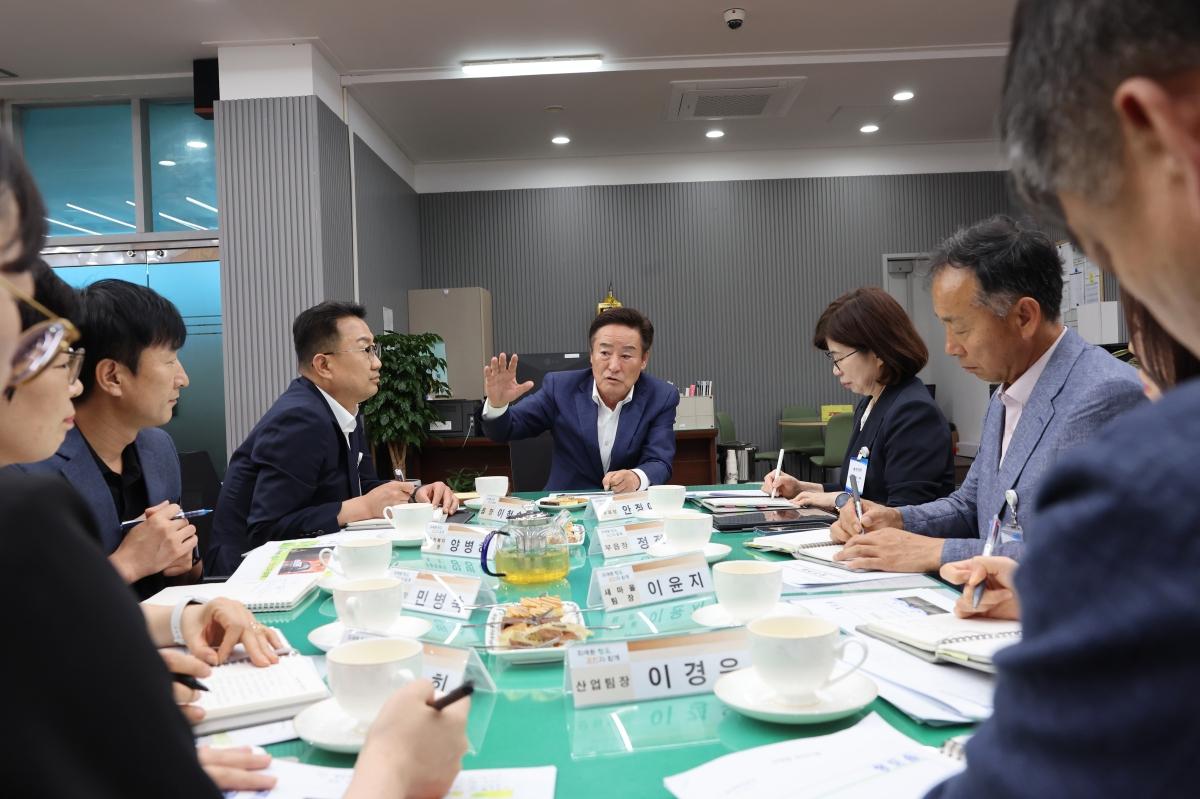 -청도군은 민선9기 군정 슬로건 ‘위대한 청도, 군민과 함께’를 실현하기 위해 지난 13일 군수가 직접 읍면을 방문하는 ‘민선9기 찾아가는 소통 월중업무보고’를 처음으로 운영했다.