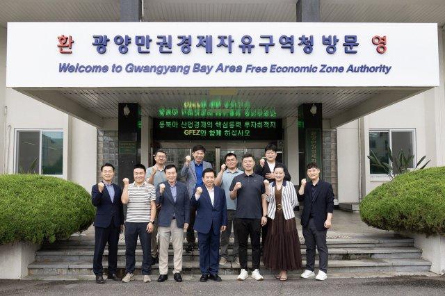 -구충곤 광양경자청장(앞줄 가운데)과 해외 신소재 기업 관계자들 광양만권경제자유구역청 방문 기념 찰영 (사진 = 광양만권경제자유구역청)
