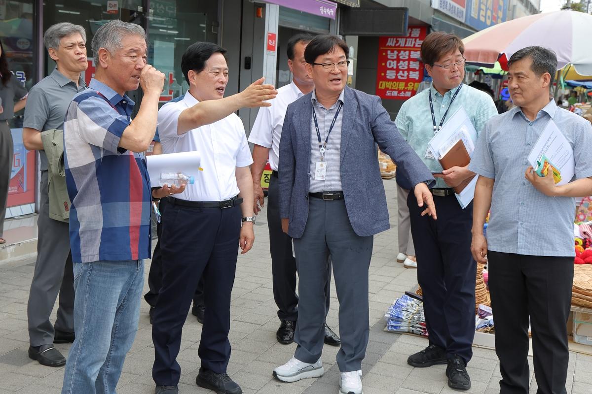 -대구 북구청은 14일 오전 칠성종합시장을 방문하여 상인들과 소통하며 전통시장 활성화 의지를 밝혔다. (사진 = 대구 북구청)
