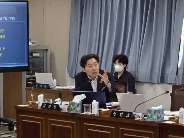 -전남광주통합특별시의회 김장권 의원이 전략산업국 기반산업과 업무보고 질의 하고 있다 (사진 = 전남광주통합특별시의회)