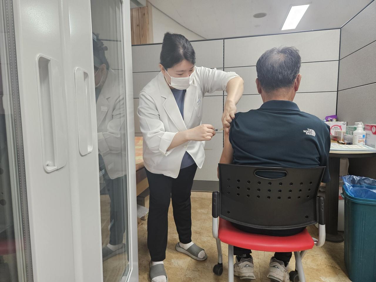 -강진군이 실시하고 있는 대상포진 무료 예방접종. (사진 = 강진군)