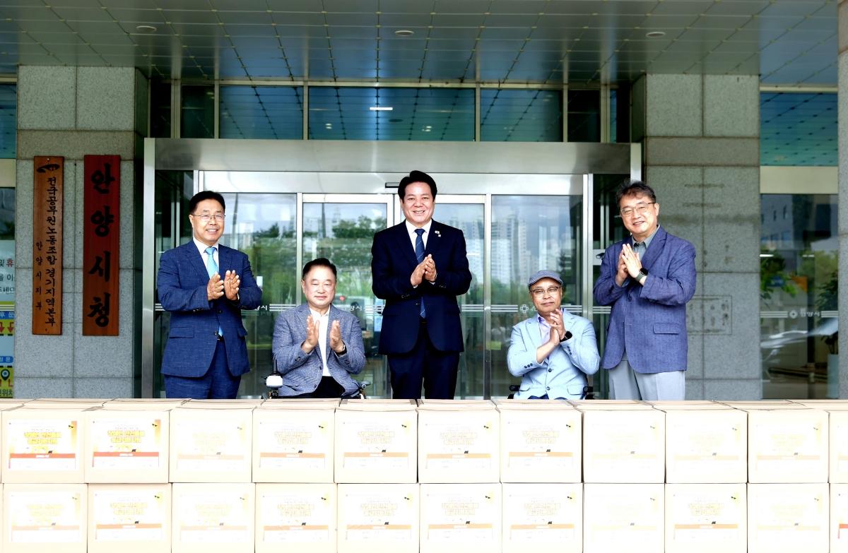 -안양시는 15일 시청 현관에서 장애인 안전 돌봄 응급 키트 전달식을 열고 관내 4개 복지관·센터 내 활동 지원 기관으로부터 응급 용품 60세트를 전달받았다. (사진 = 안양시)