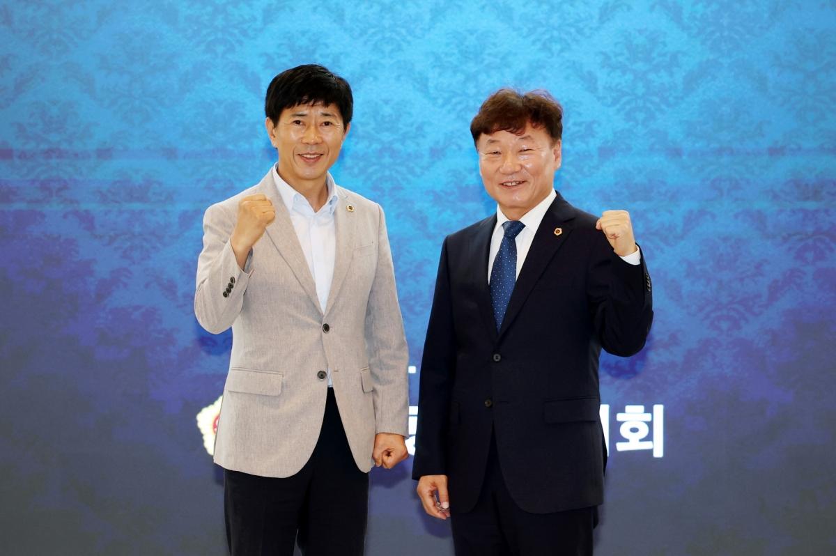 -15일 남종섭 경기도의회 의장(오른쪽)이 박종혁 인천광역시의회 의장과 ‘지방의회법 제정’을 위한 간담회 후 기념촬영을 하고 있다. (사진 = 경기도의회)